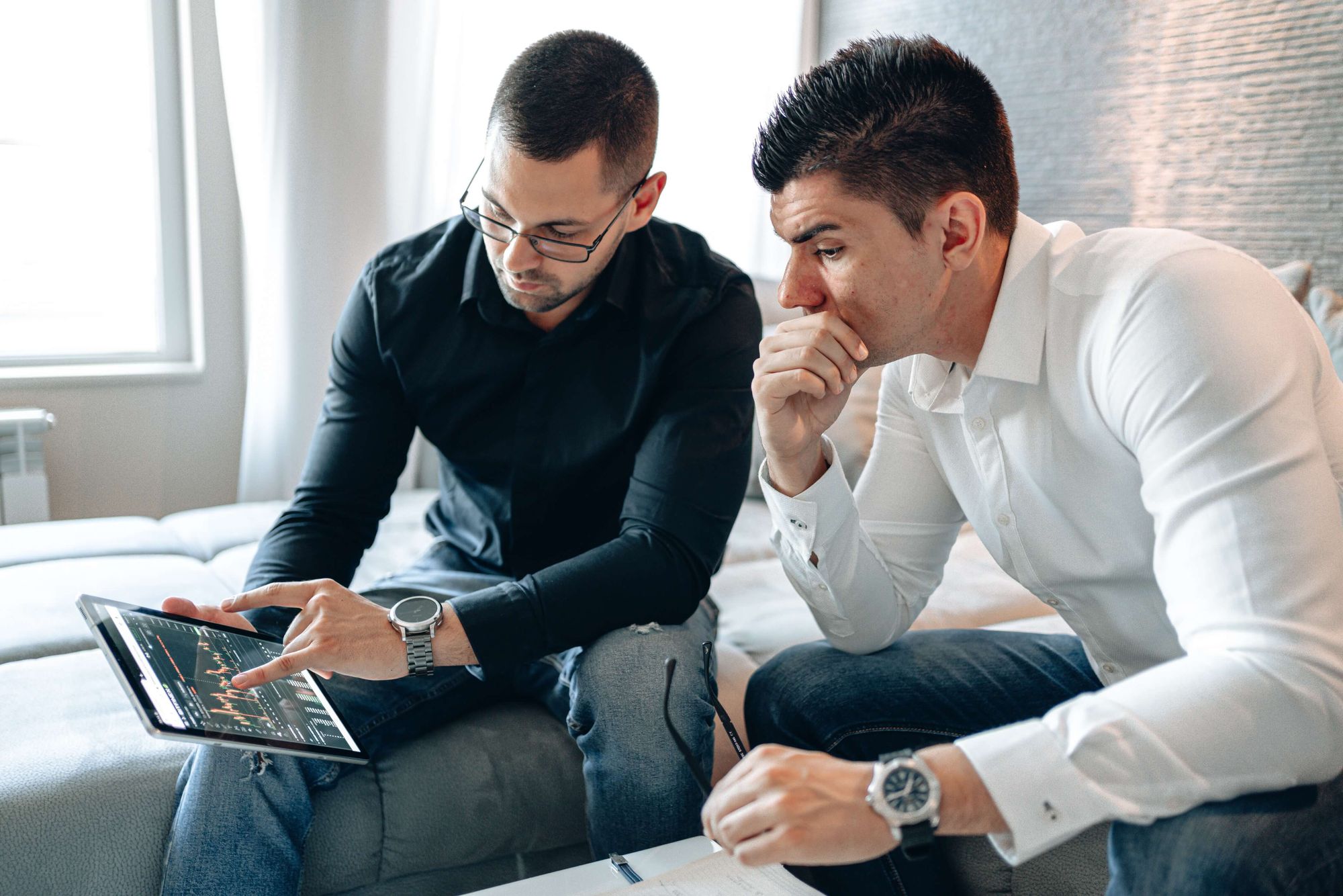 sales performance review image of two men looking at a tablet